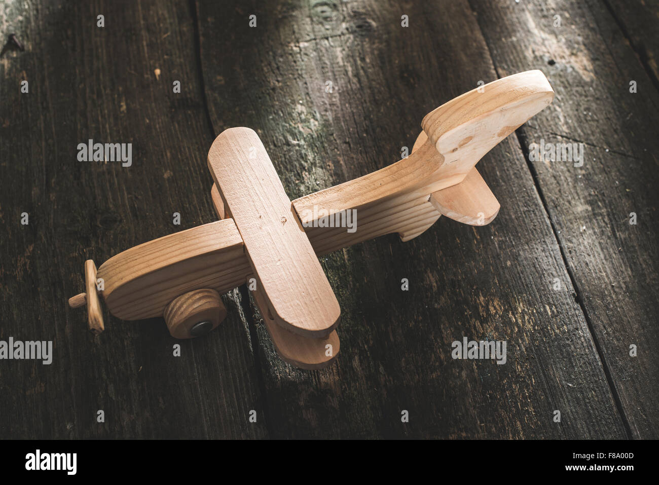 Vintage piano in legno su tavola di legno. Sunshine attraverso la finestra Foto Stock