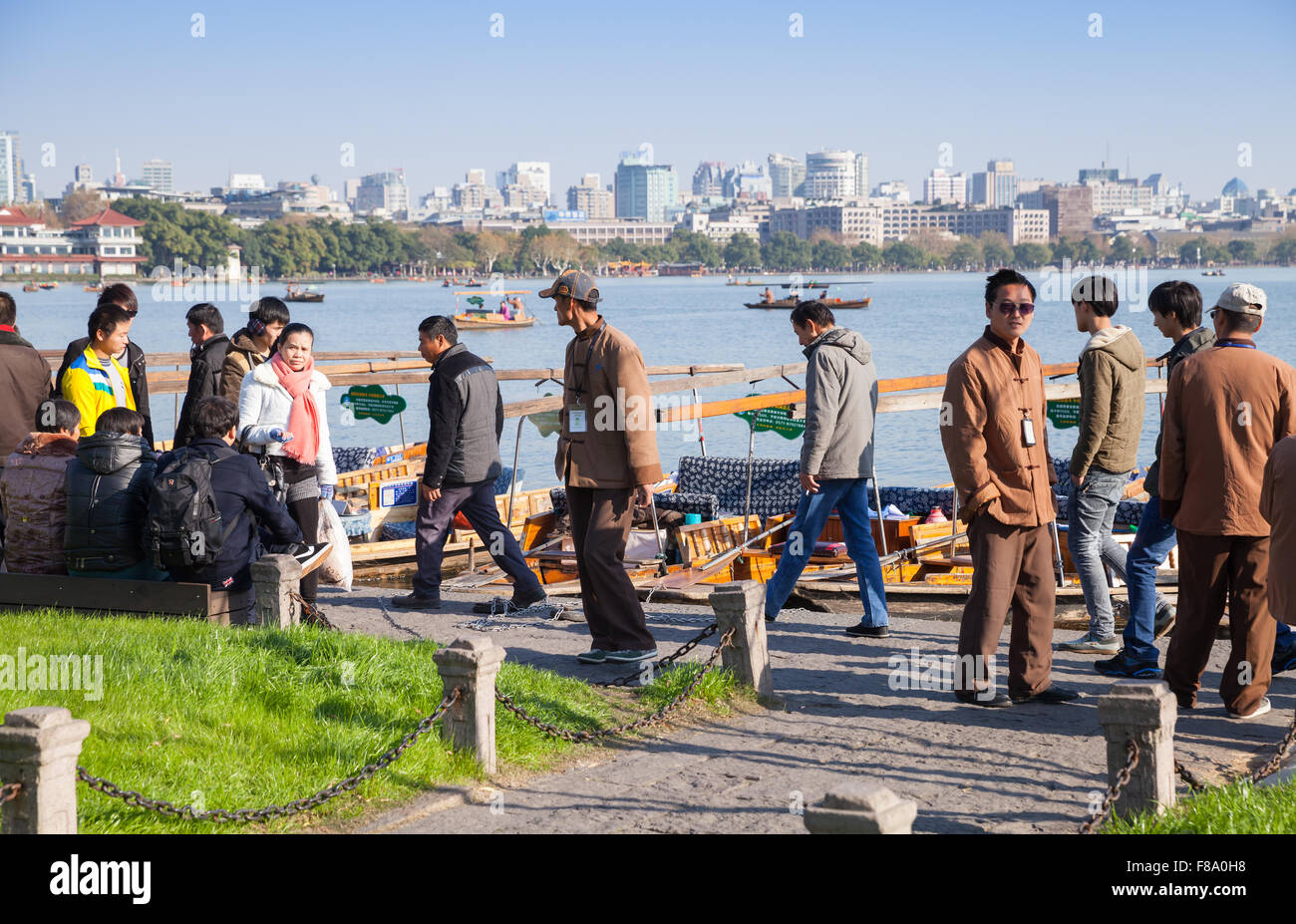 Hangzhou, Cina - 5 Dicembre 2014: la folla di turisti e piccoli battellieri sul Lago Ovest costa, famoso parco nella città di Hangzhou, Cina Foto Stock