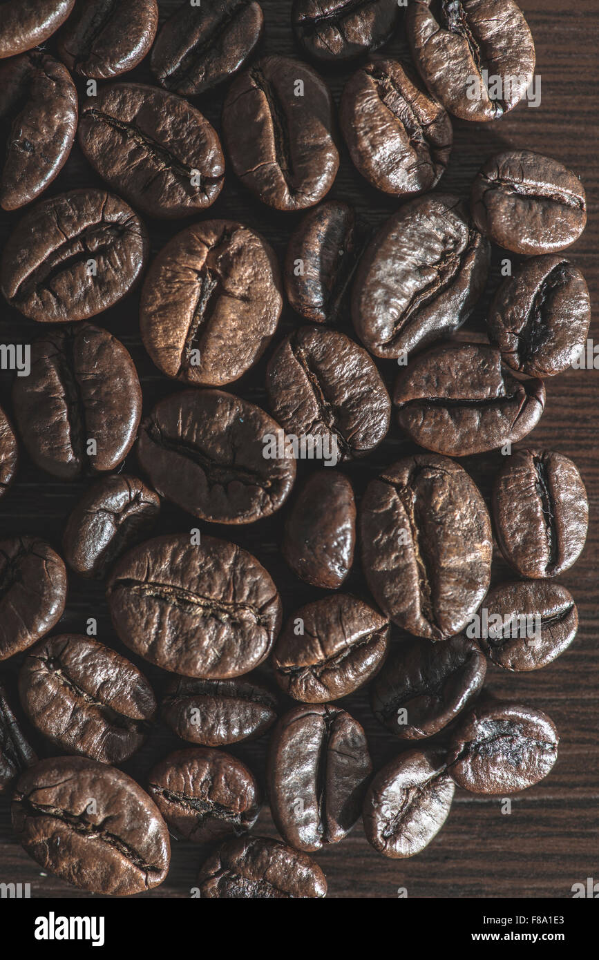 I chicchi di caffè. Close up. Luce oscura Foto Stock