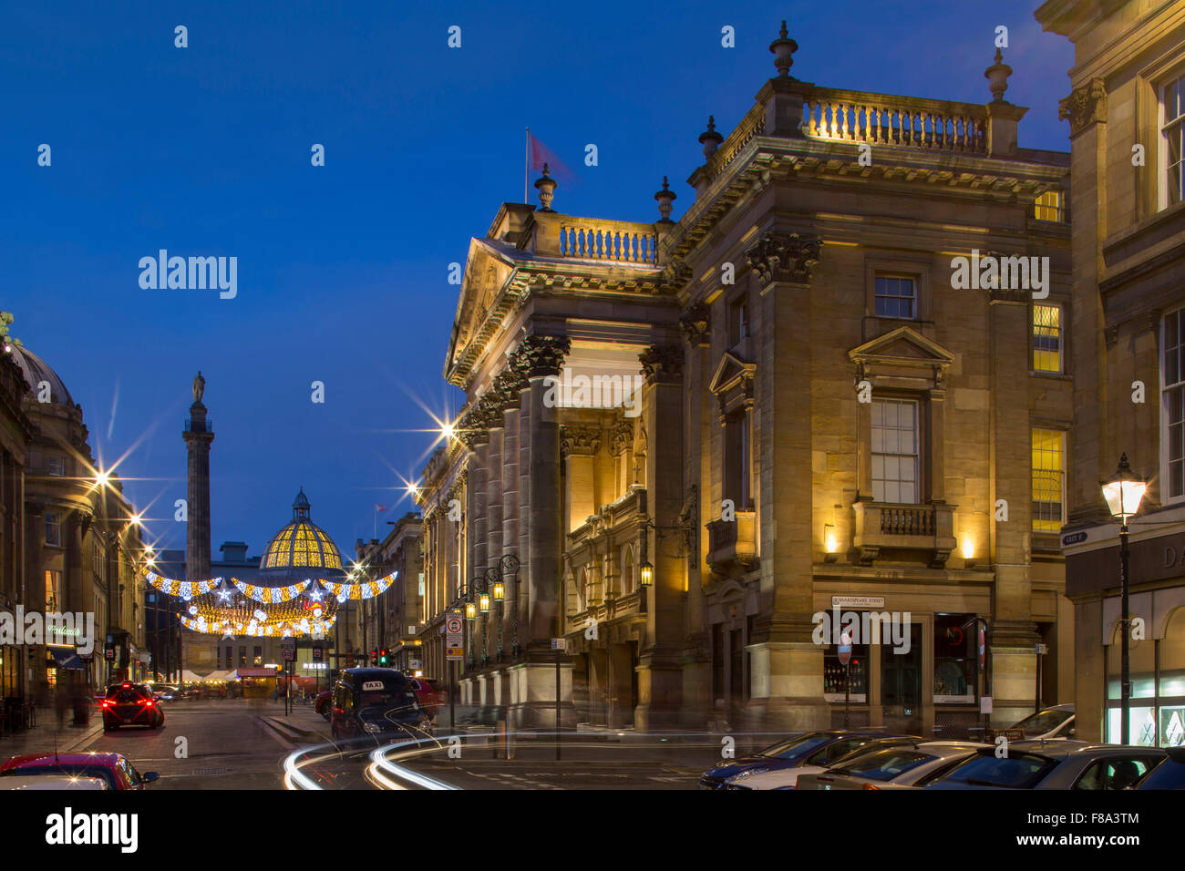 Una vista esterna del Theatre Royal di Newcastle upon Tyne al tramonto a Natale guardando verso il grigio è un monumento Foto Stock