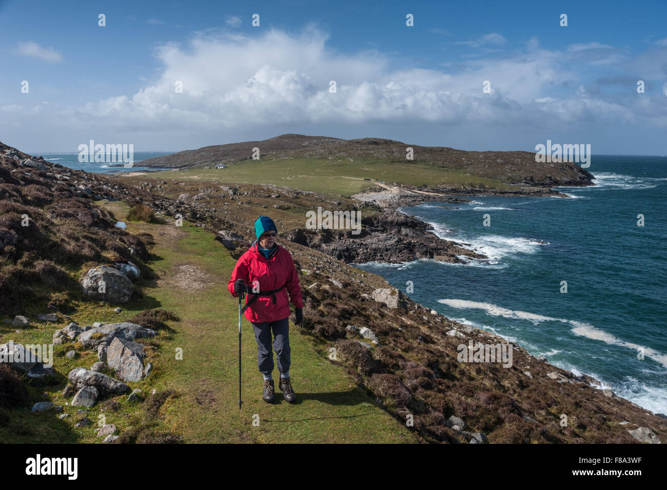 A piedi il sentiero costiero da Hushinish sull'Isle of Harris Foto Stock