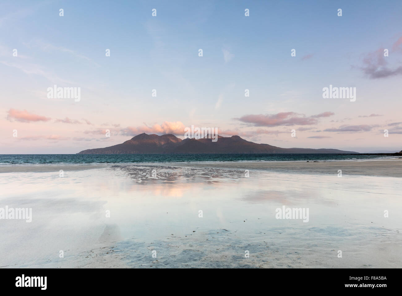 Affacciato sul rum Cullin montagne, Laig Bay, Eigg, piccole isole Ebridi Interne, Scozia. Foto Stock