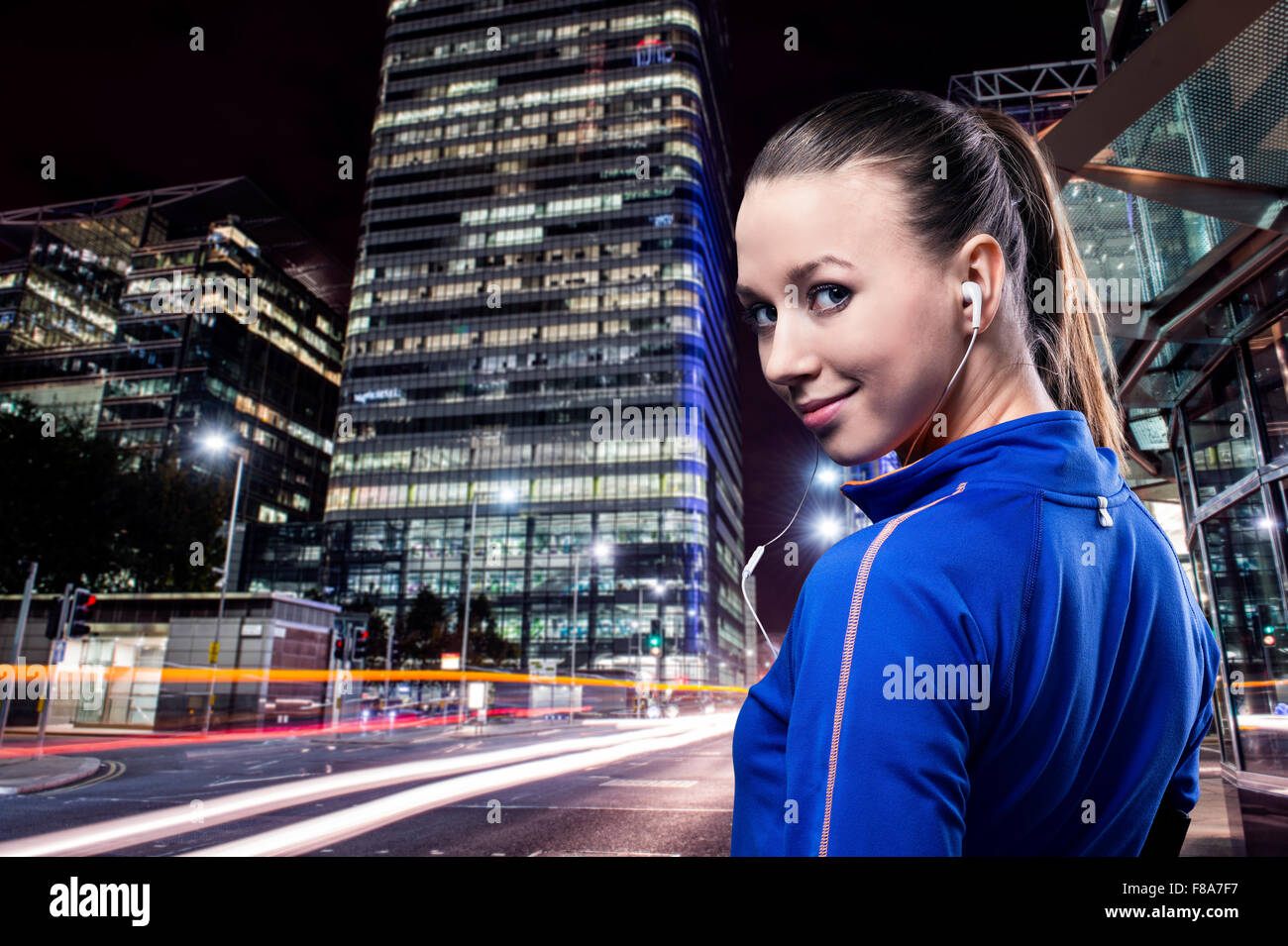 La donna in esecuzione nella città Foto Stock