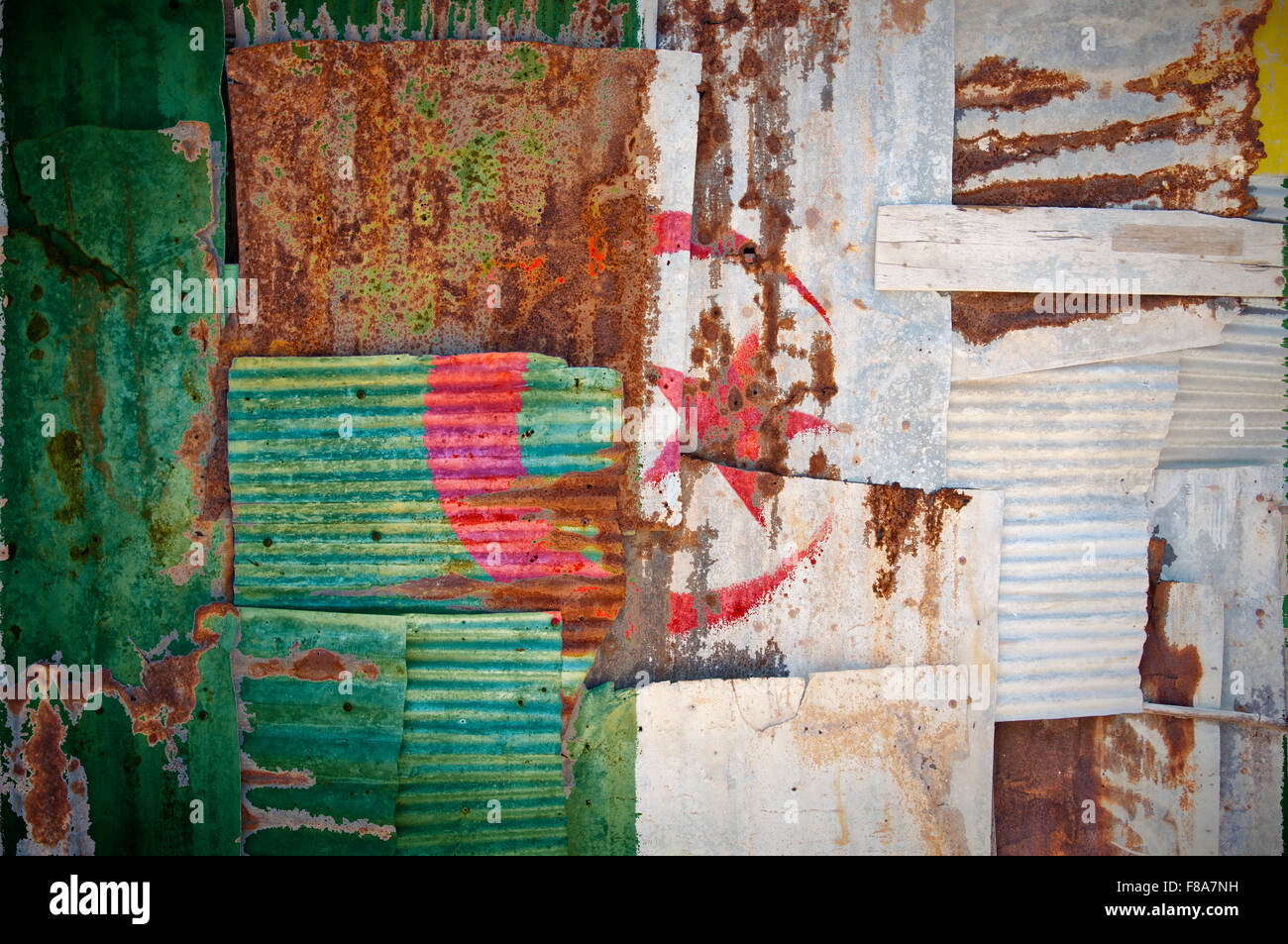 Un abstract immagine di sfondo della bandiera di Algeria dipinta su di rusty ferro corrugato fogli sovrapposti per formare una parete Foto Stock