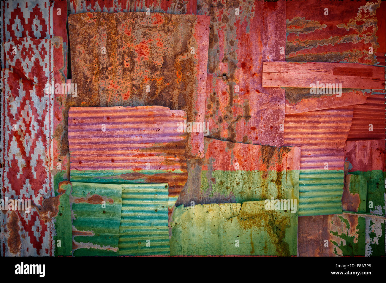 Un abstract immagine di sfondo della bandiera della Bielorussia dipinta su di rusty ferro corrugato fogli sovrapposti per formare una parete Foto Stock