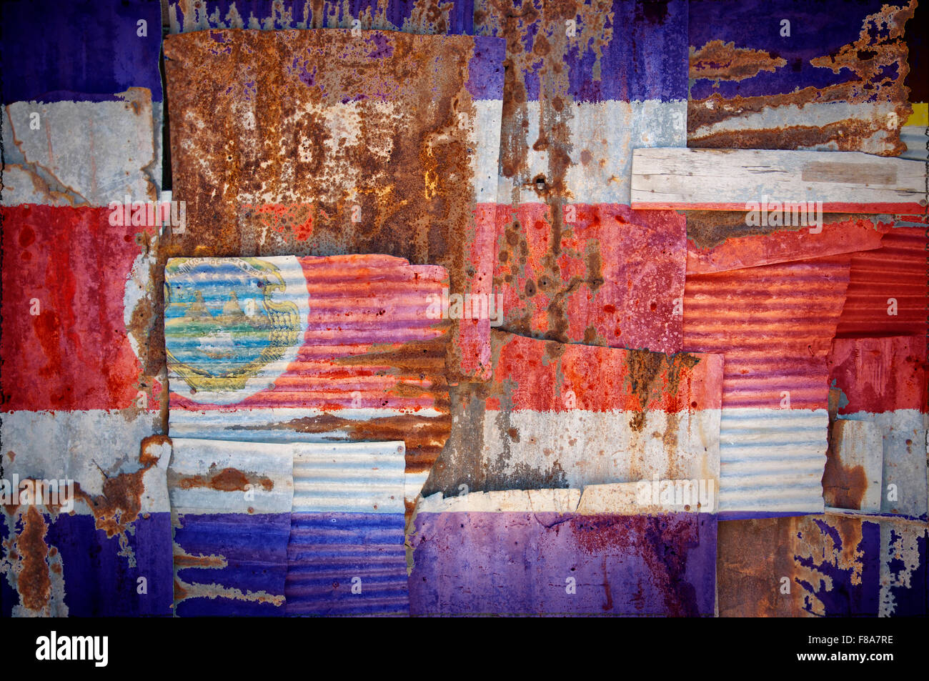 Un abstract immagine di sfondo della bandiera della Costa Rica dipinta su di rusty ferro corrugato fogli sovrapposti per formare una parete Foto Stock