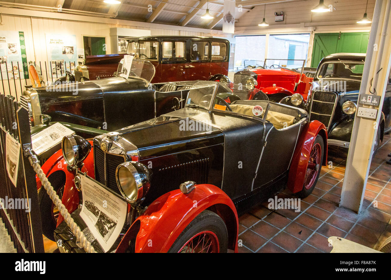 Classic Cars nel Museo di Brooklands Weybridge London REGNO UNITO Foto Stock