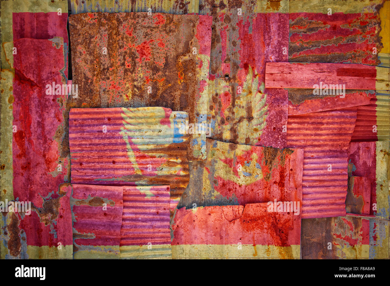 Un abstract immagine di sfondo di bandiera del Montenegro dipinta su di rusty ferro corrugato fogli sovrapposti per formare una parete Foto Stock