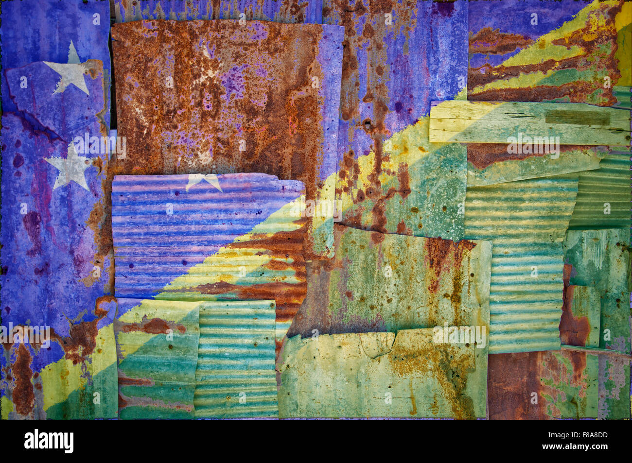 Un abstract immagine di sfondo di bandiera delle Isole Salomone dipinta su di rusty ferro corrugato fogli sovrapposti Foto Stock