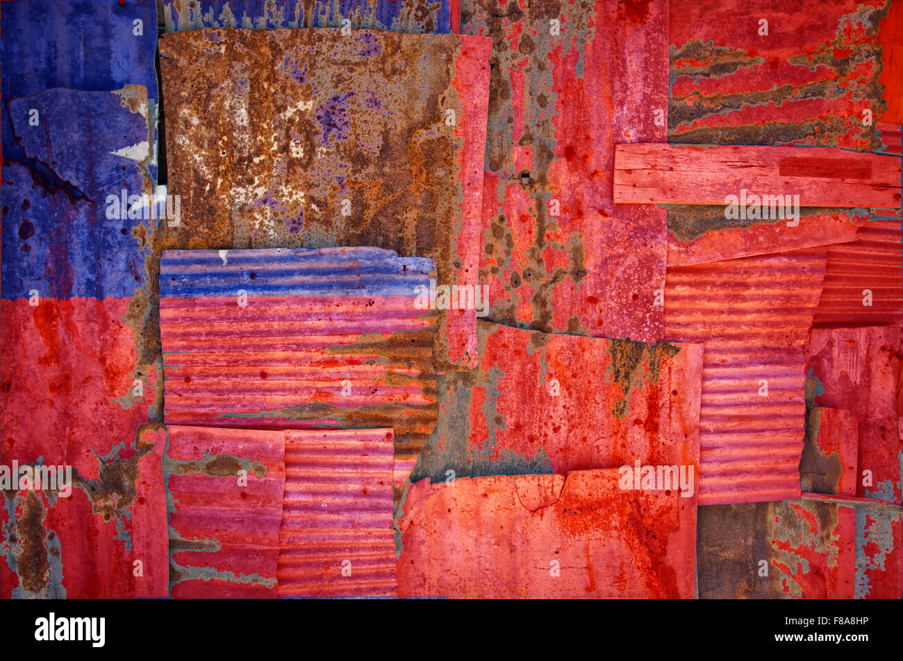 Un abstract immagine di sfondo della bandiera di Taiwan dipinta su di rusty ferro corrugato fogli sovrapposti per formare una parete Foto Stock