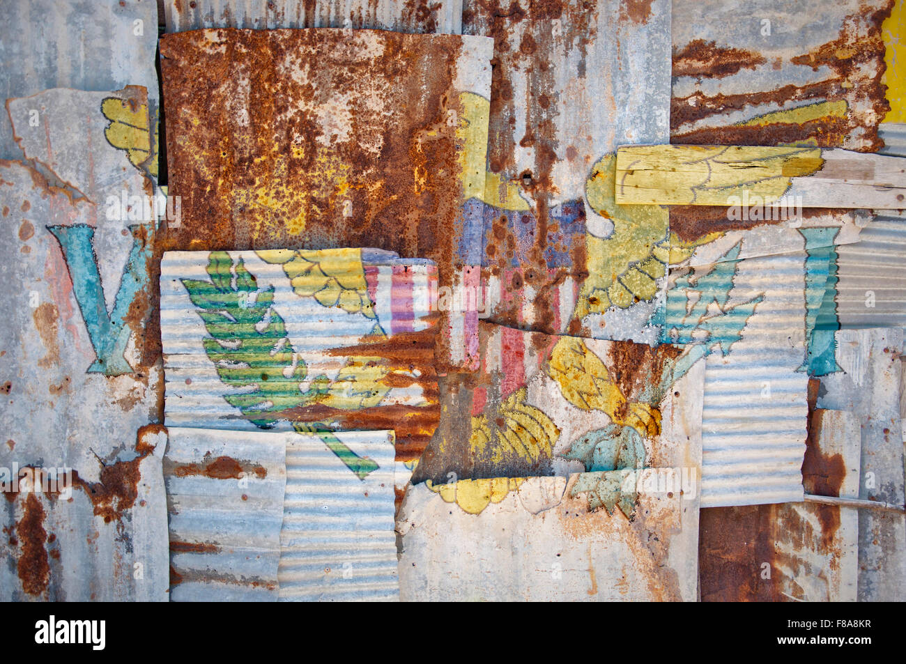 Un abstract immagine di sfondo di bandiera delle Isole Vergine dipinta su di rusty ferro corrugato fogli sovrapposti per formare una parete Foto Stock