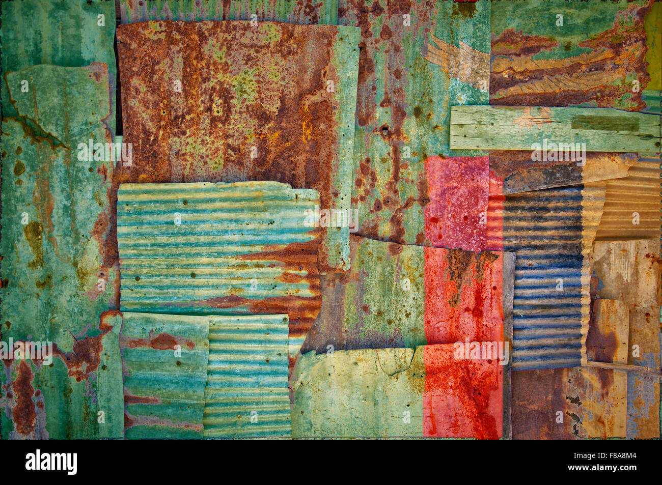 Un abstract immagine di sfondo della bandiera dello Zambia dipinta su di rusty ferro corrugato fogli sovrapposti per formare una parete Foto Stock