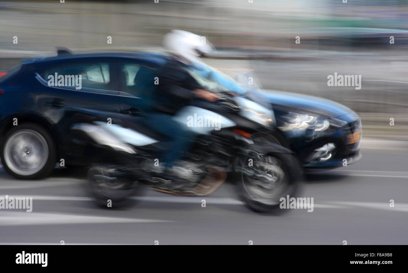 Con auto e moto in movimento sfocato Foto Stock