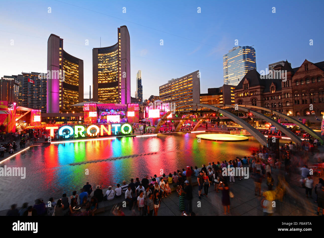 Toronto, Nathan Phillips Square e il Municipio Foto Stock