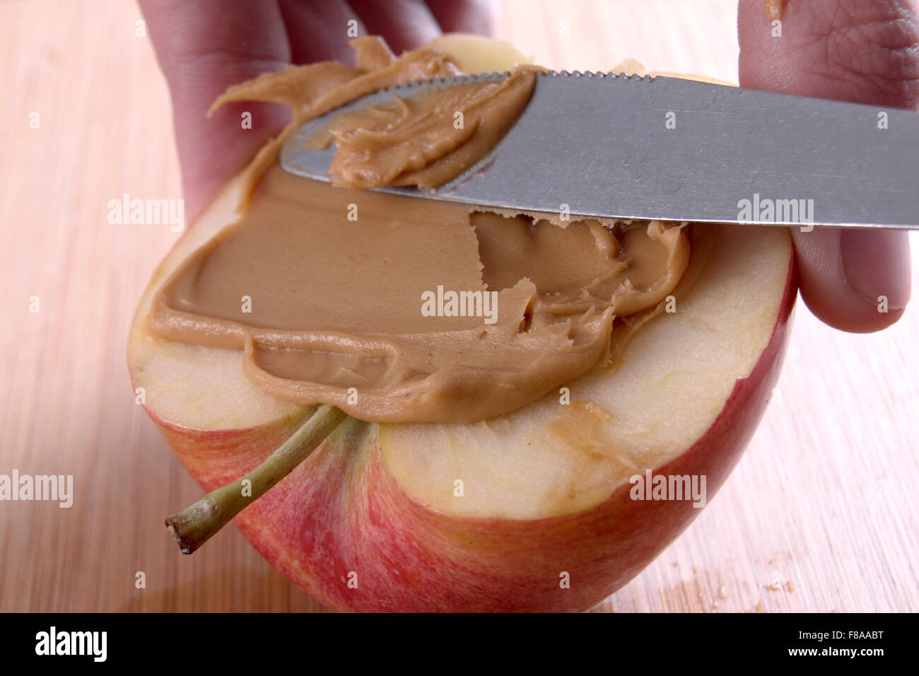 Fette di mela con burro di arachidi diffusione Foto Stock