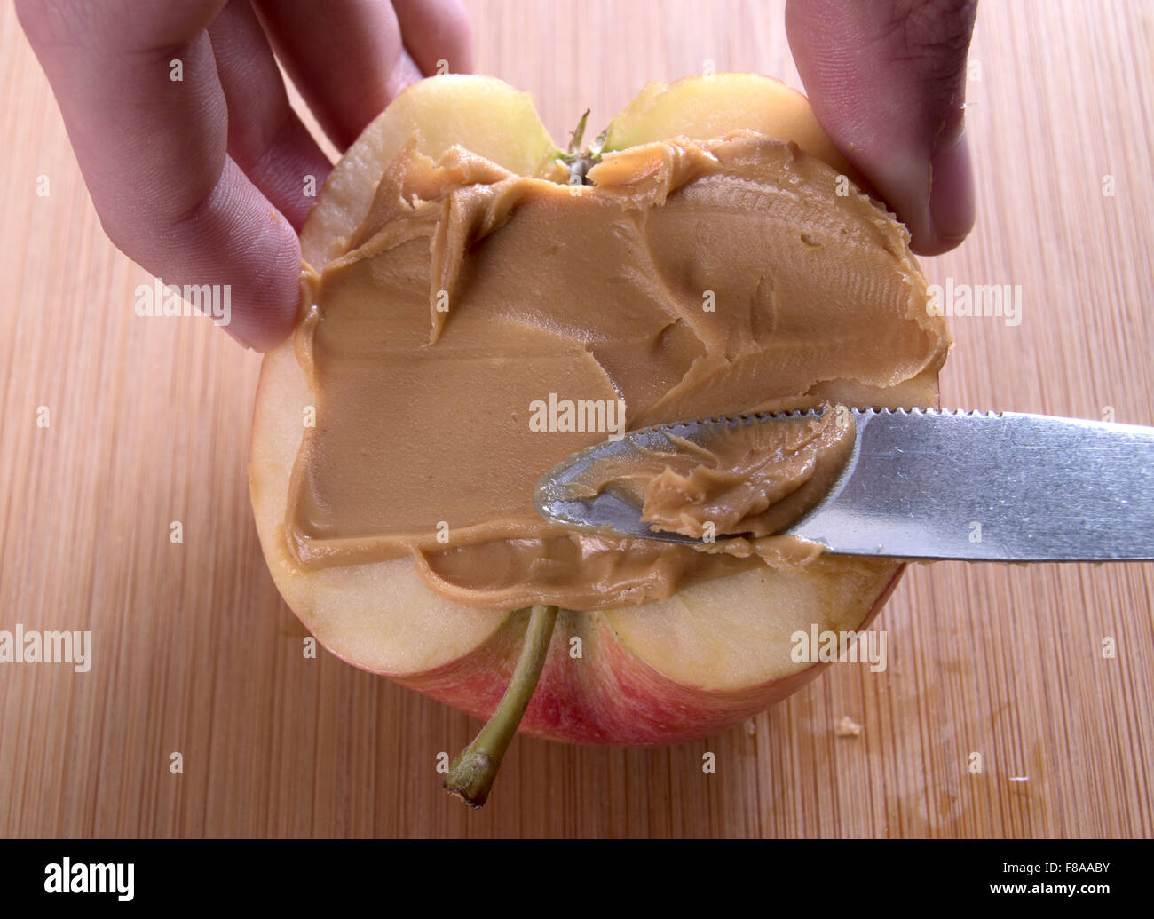 Fette di mela con burro di arachidi diffusione Foto Stock