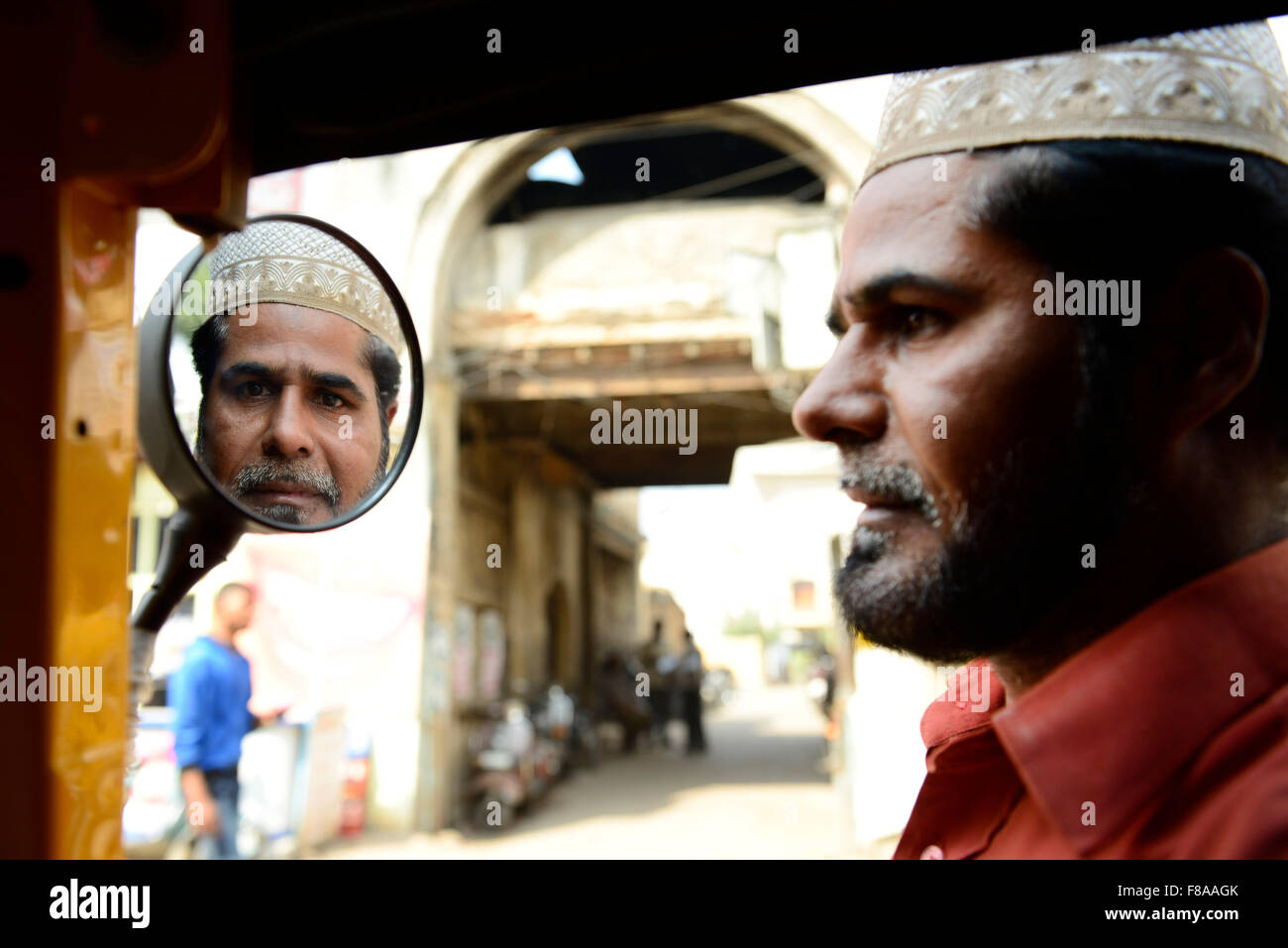 Un Auto Rickshaw conducente alla guida della sua auto rickshaw. Foto Stock