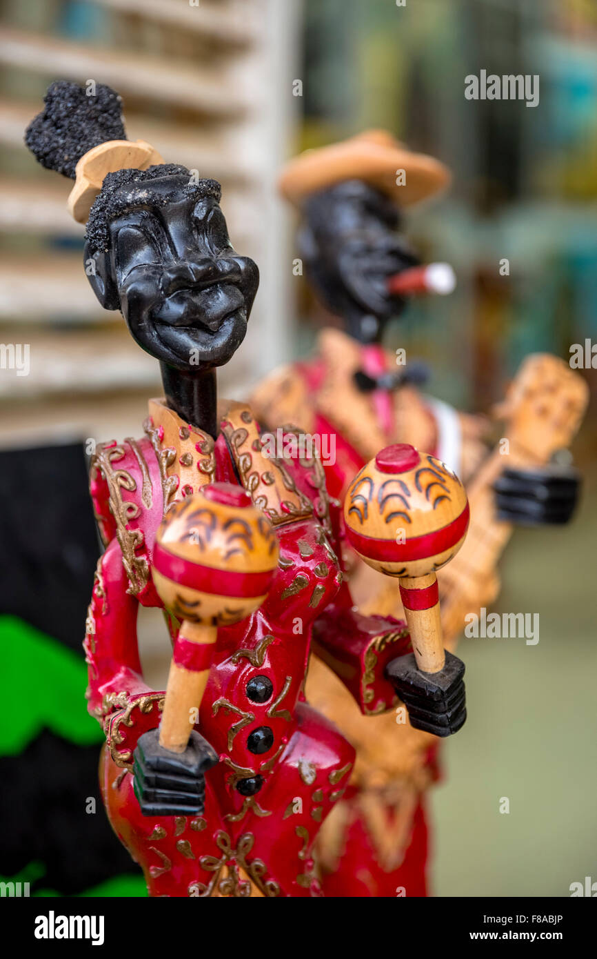 Colorate figure di legno in forma di musicisti con strumenti musicali, Trinidad, Cuba, Sancti Spíritus, America del Nord Foto Stock