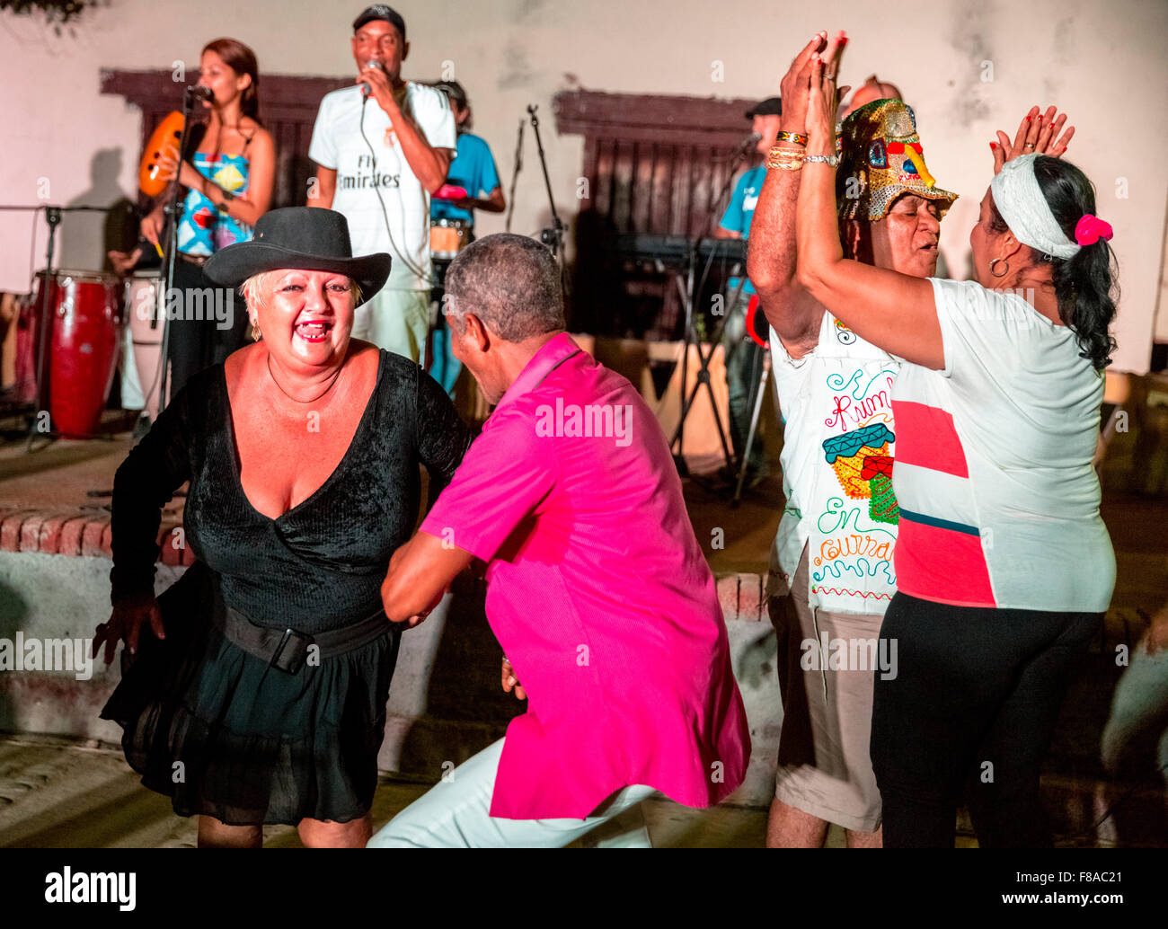 Vecchi balli cubani sul mercato Salza alla musica di una band dal vivo, Trinidad, Cuba, Sancti Spíritus, America del Nord Foto Stock