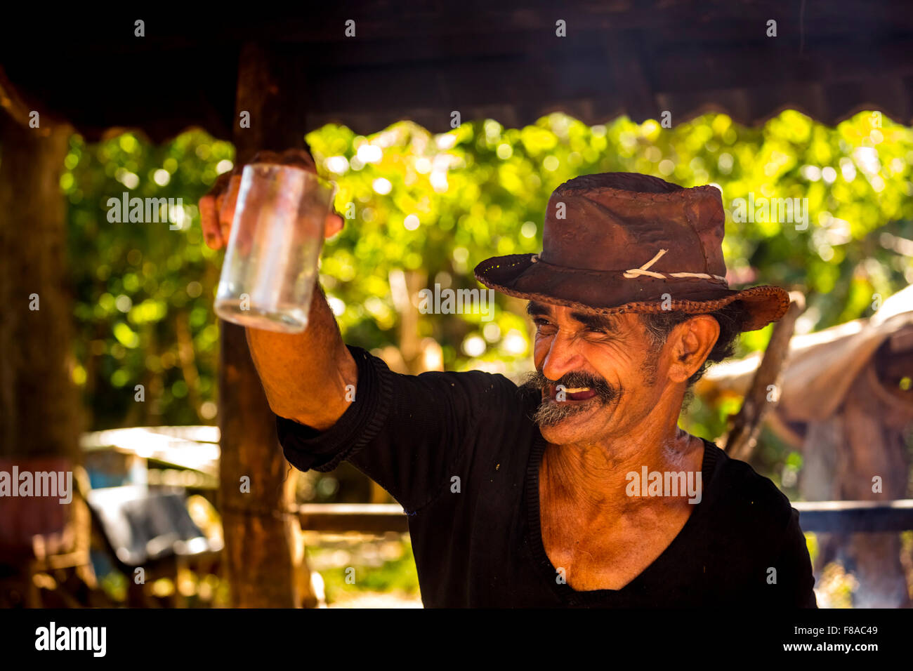 Coltivatori di canna da zucchero nella Valle de los Ingenios a suonare la chitarra e cantare per turisti, Cappello in cuoio, vecchio, Trinidad, Cuba, Foto Stock