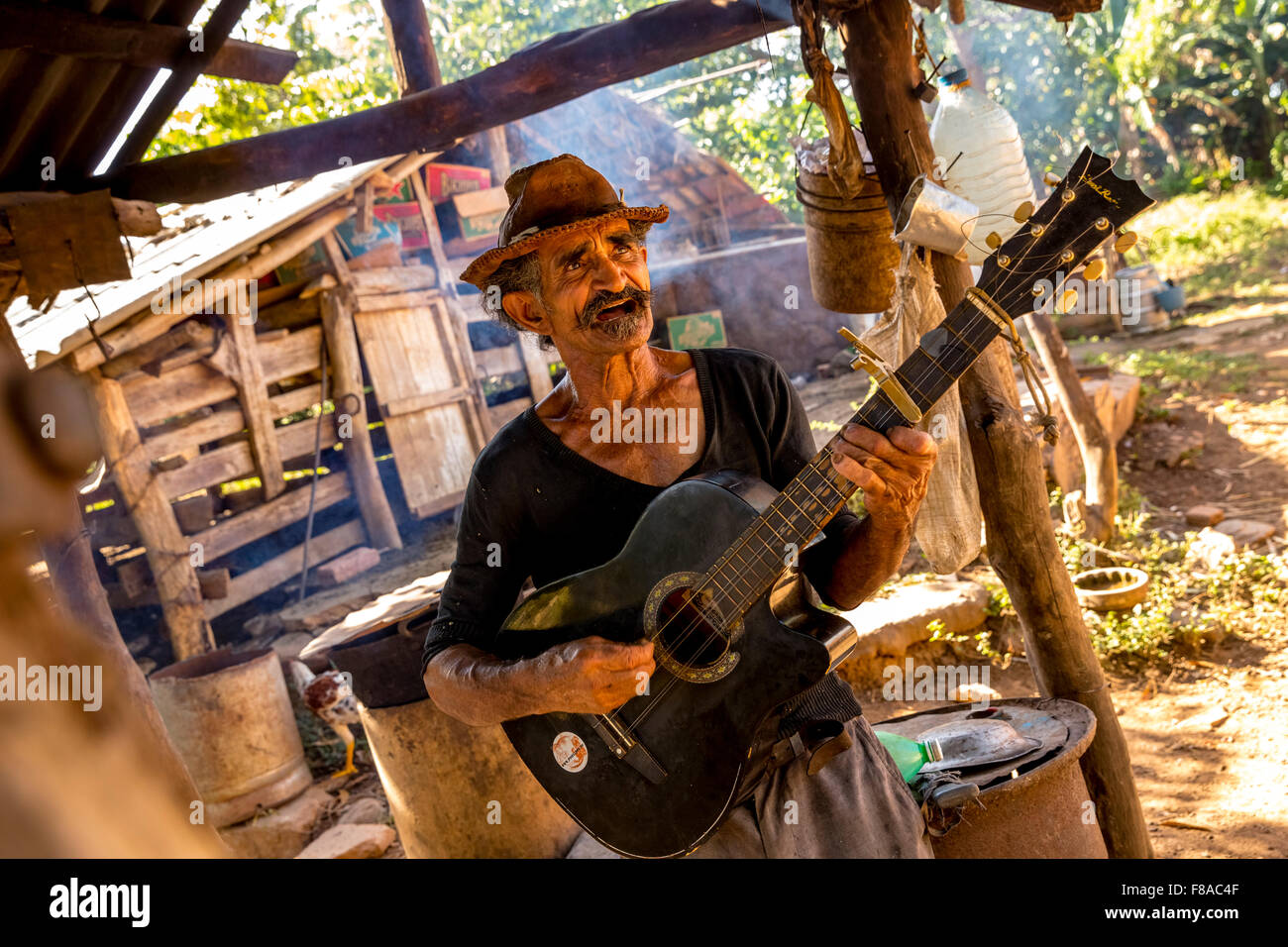 Coltivatori di canna da zucchero nella Valle de los Ingenios a suonare la chitarra e cantare per turisti, Cappello in cuoio, vecchio, Trinidad, Cuba, Foto Stock