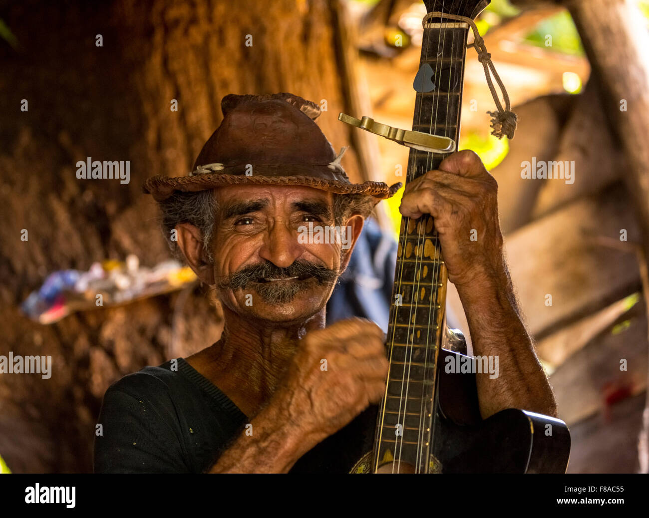 Vecchio cubano coltivatori di canna da zucchero nella Valle de los Ingenios suona la chitarra e canta per turisti, Trinidad, Cuba, Sancti Spíritus, Foto Stock