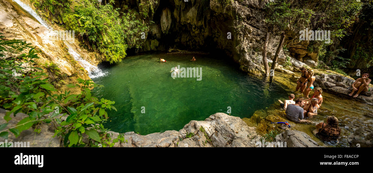 Piccolo lago nella Valle de los Ingenios con turisti, acqua chiara, lago, grotta, Wassserfall, rock, profondità, Trinidad, Cuba, Foto Stock