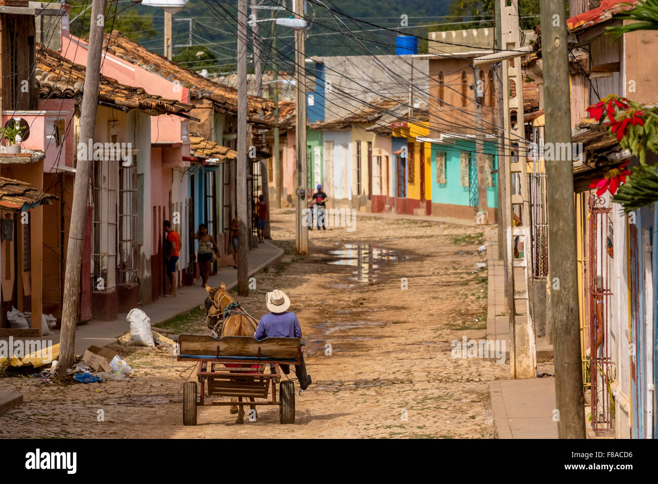 Il pilota cubano cowboy con il suo cavallo per le strade di Trinidad, carrozza a cavallo, nella città vecchia di Trinidad, Scene di strada, Foto Stock