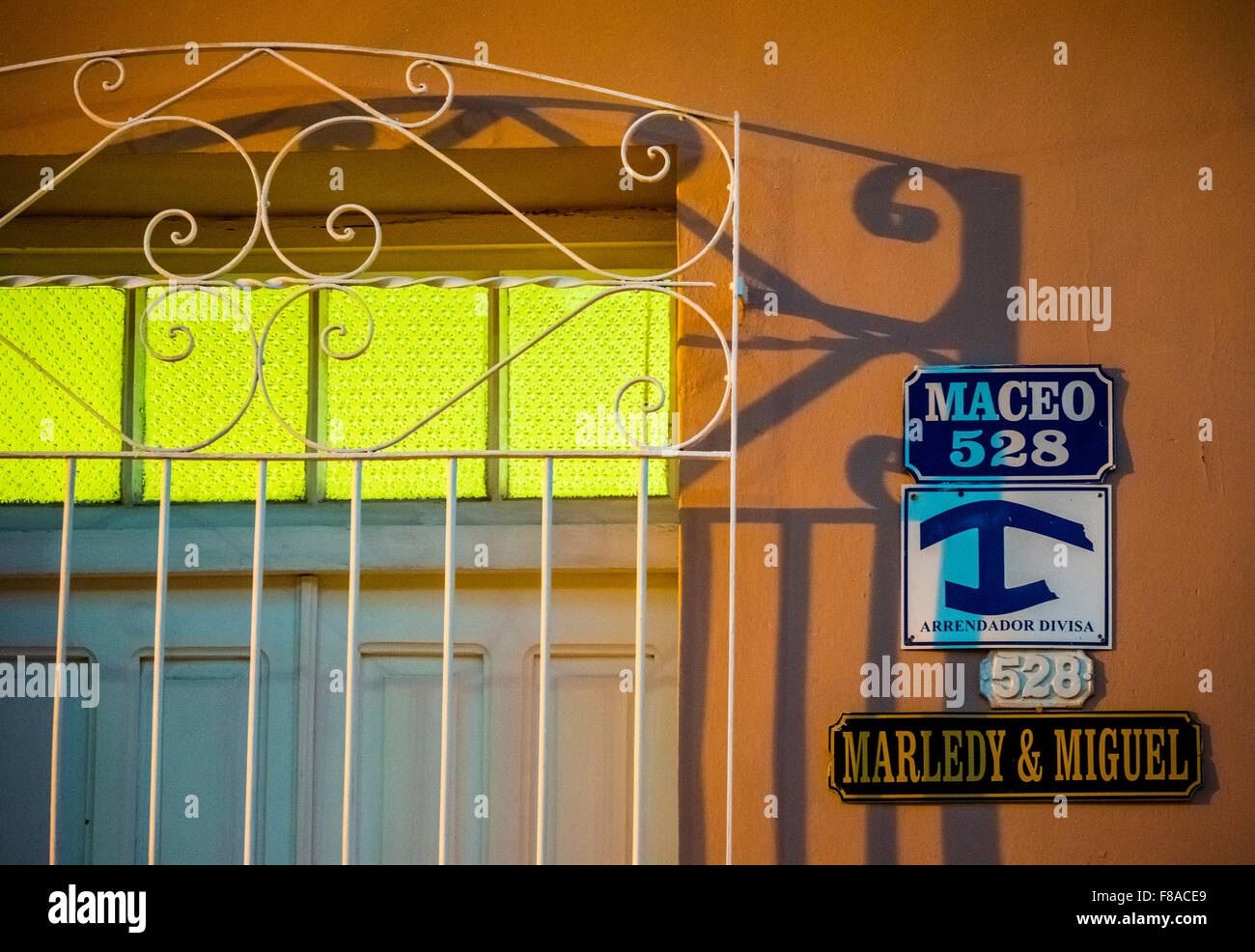 Via segni dicendo alloggio privato per i turisti una Casa particolari, nella città vecchia di Trinidad, scene di strada Foto Stock