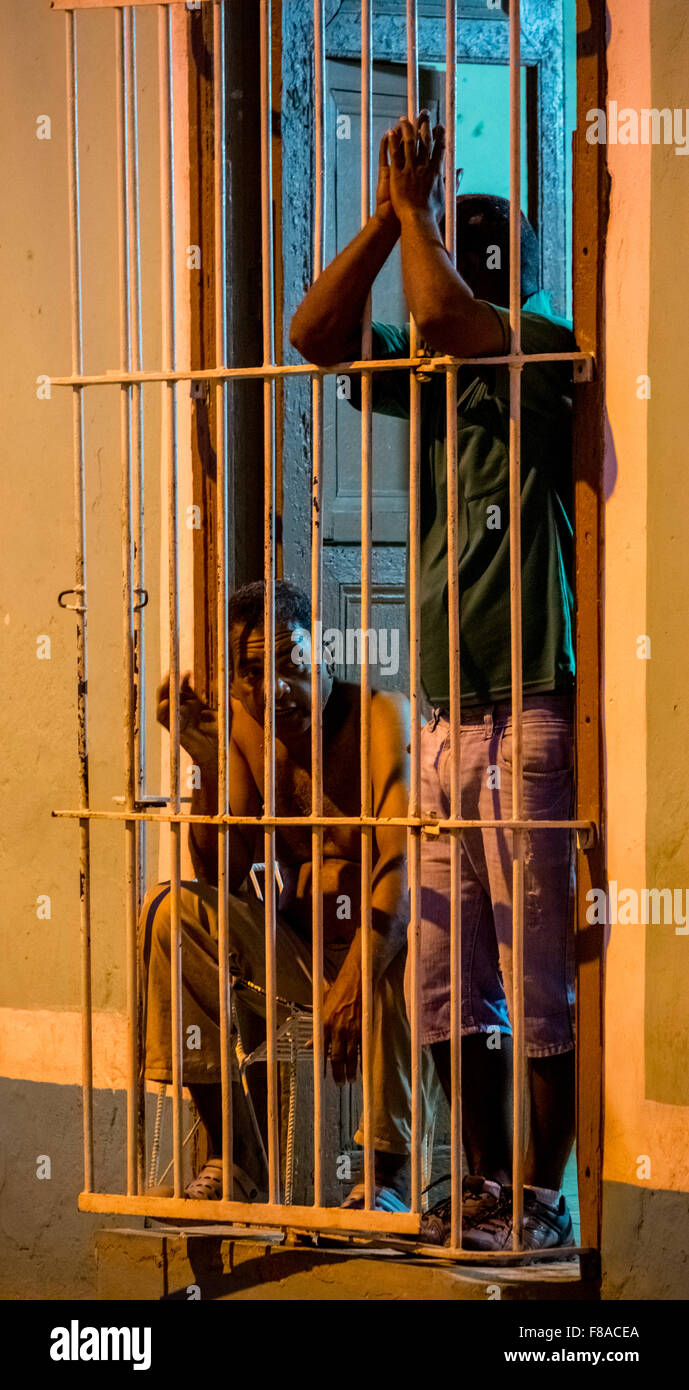 Versate la protezione auto dietro di loro impedito di windows nella città vecchia di Trinidad, scene di strada nella città vecchia di Trinidad, Trinidad, Cuba Foto Stock