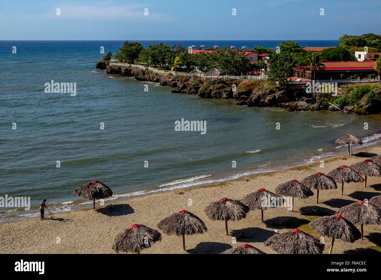 Ombrelloni fatte di foglie di palma, spiaggia sulla costa caraibica di Cuba, la spiaggia di Yaguanabo sul lato sud del Mar dei Caraibi Foto Stock