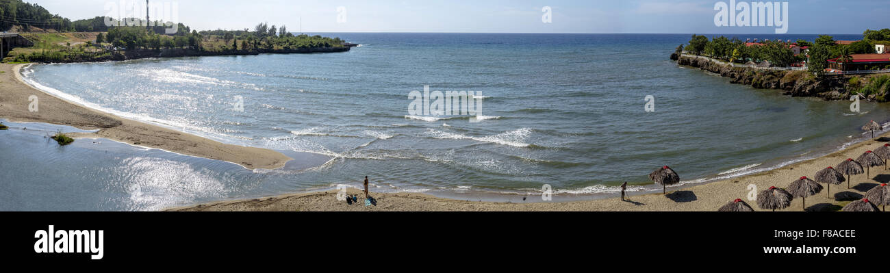 Ombrelloni fatte di foglie di palma, spiaggia sulla costa caraibica di Cuba, la spiaggia di Yaguanabo sul lato sud del Mar dei Caraibi Foto Stock