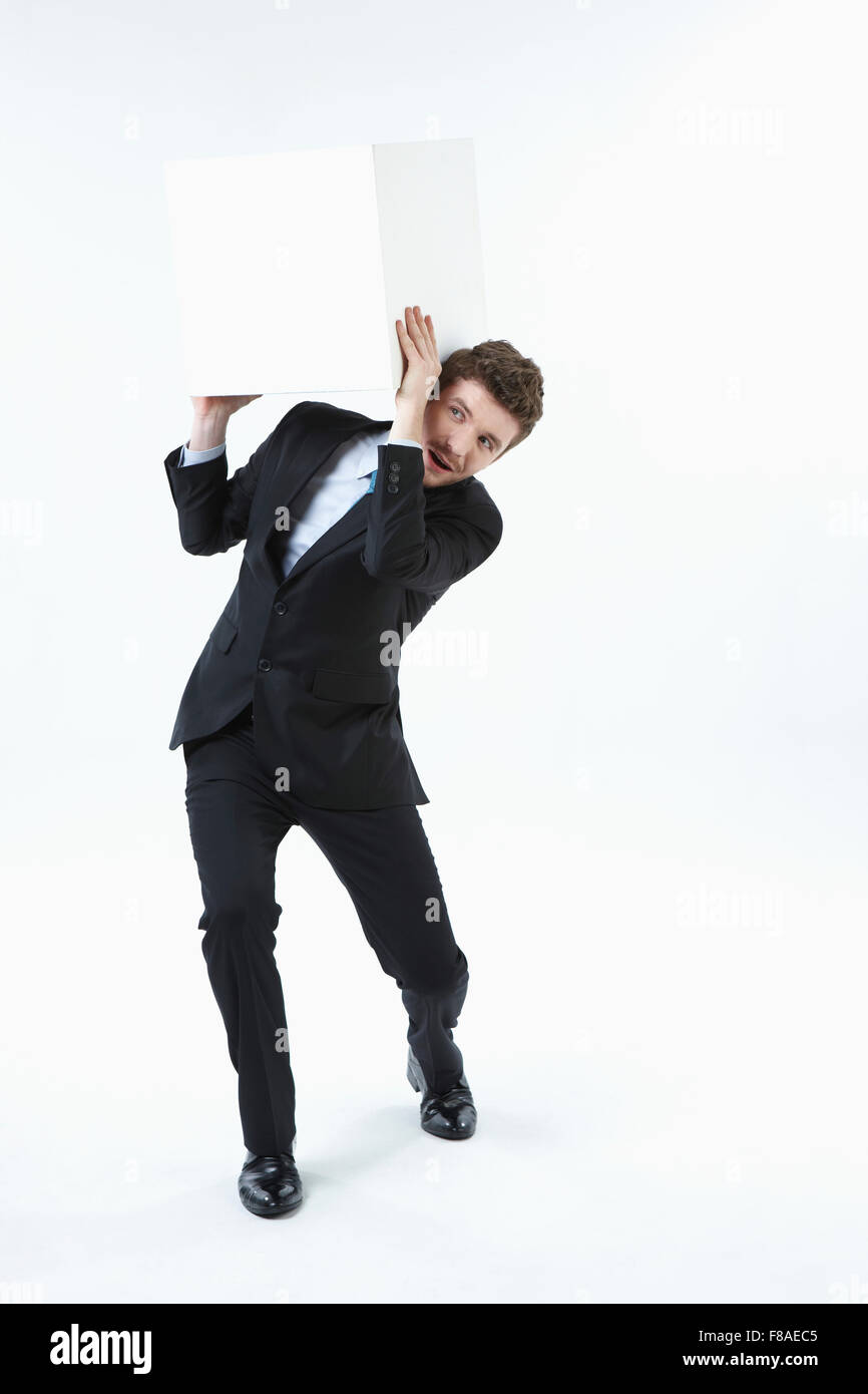 Quadrati di spazio copia supportato da un uomo mettendo la sua testa su di esso Foto Stock