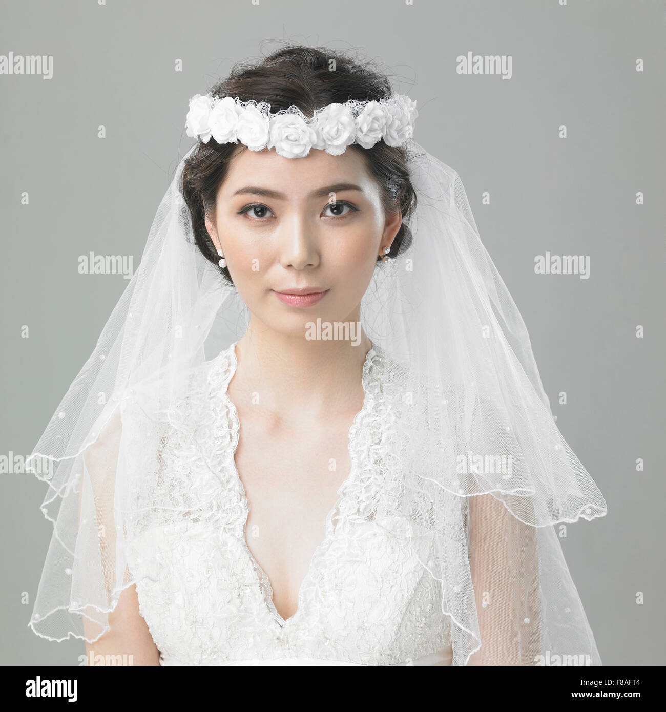 Il coreano sposa in abito da sposa con velo di nozze Foto Stock