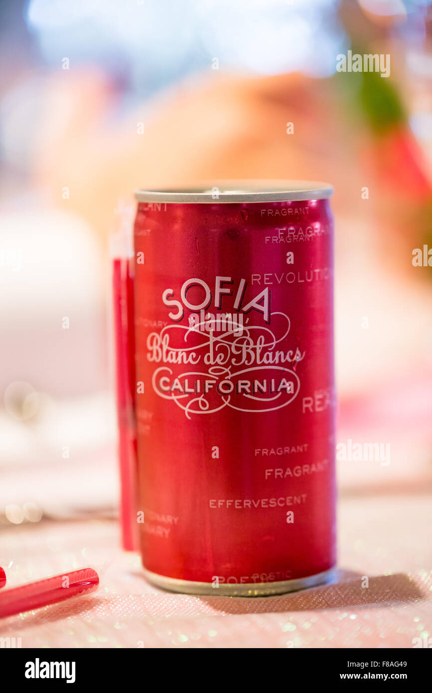 TUALATIN, o - Ottobre 4, 2014: Soda in un possibile fatta da Sofia Mini Blanc de Blancs California a un ricevimento di matrimonio. Foto Stock