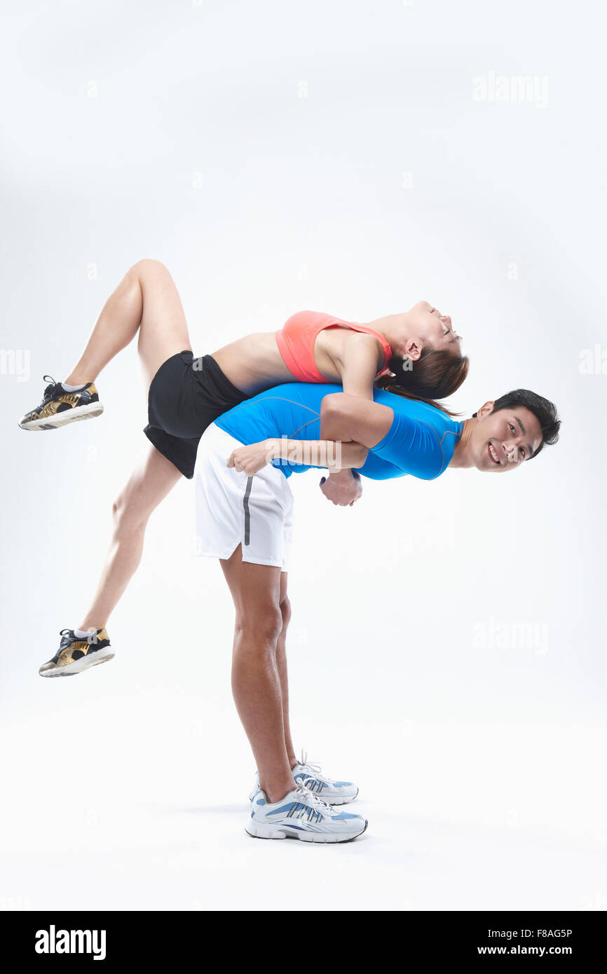 Un paio di stretching il loro dorso insieme Foto Stock