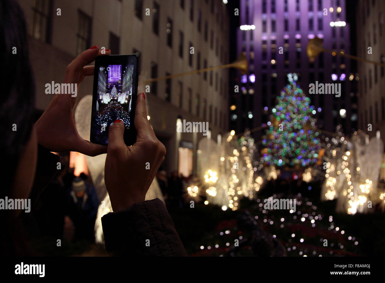 New York, New York, Stati Uniti d'America. 07Th Dec, 2015. I visitatori a New York City il Rockefeller Center per scattare foto del gigantesco albero di Natale, che è visibile in lontananza. Credito: Adam Stoltman/Alamy Live News Foto Stock