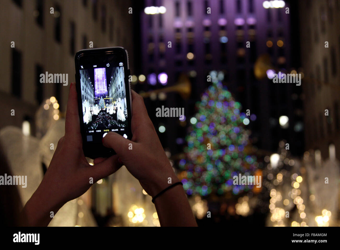 New York, New York, Stati Uniti d'America. 07Th Dec, 2015. I visitatori a New York City il Rockefeller Center per scattare foto del gigantesco albero di Natale, che è visibile in lontananza. Credito: Adam Stoltman/Alamy Live News Foto Stock