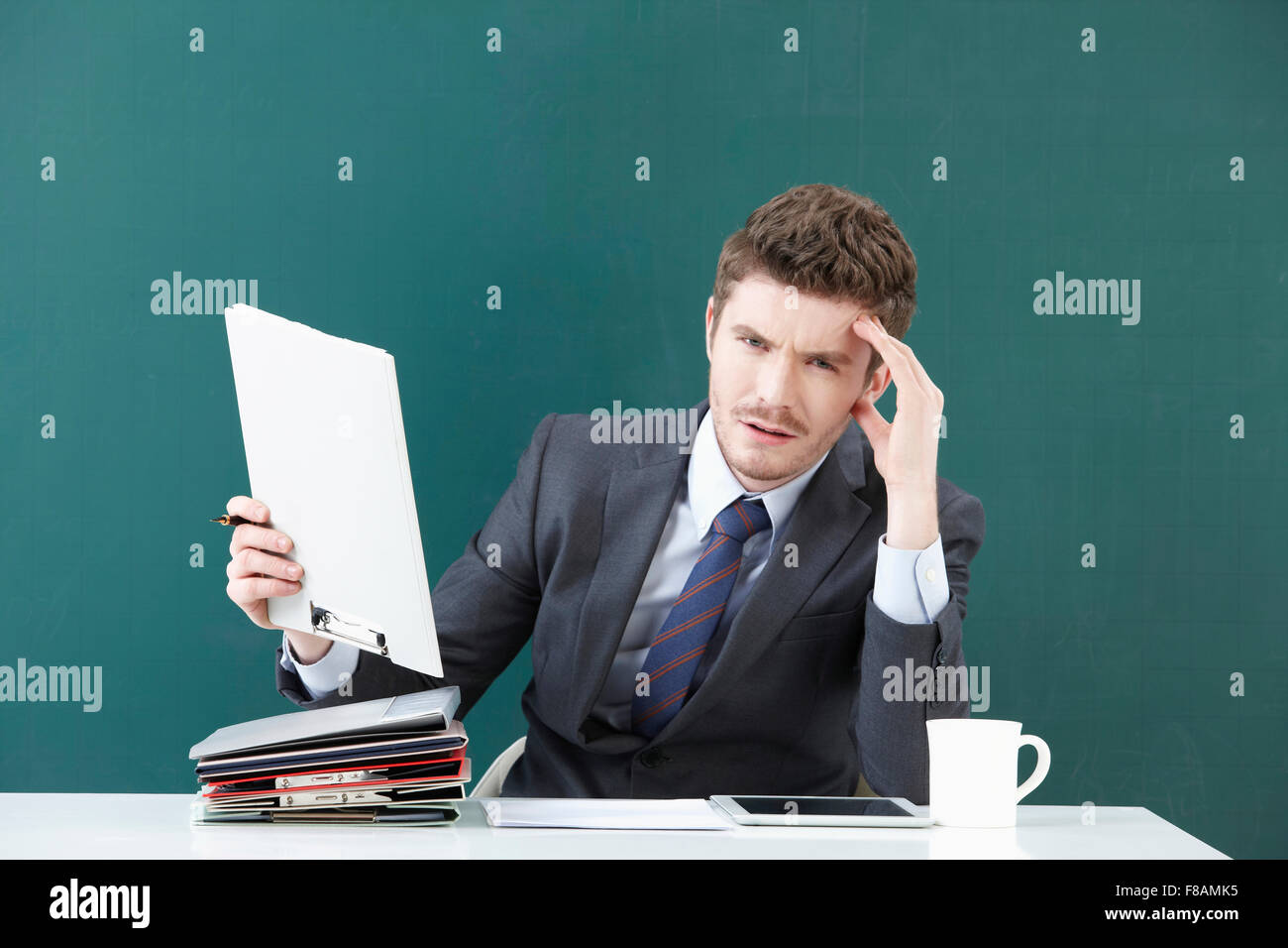 Ritratto di imprenditore stressante fissando davanti con una faccia disegnata Foto Stock