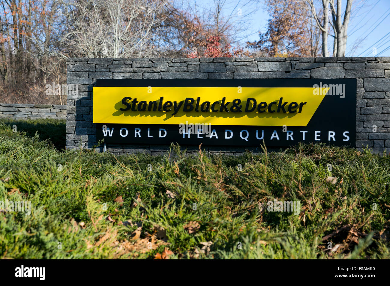 Un logo segno al di fuori della sede di Stanley Black & Decker, Inc. di New Britain, Connecticut su Novembre 21, 2015. Foto Stock