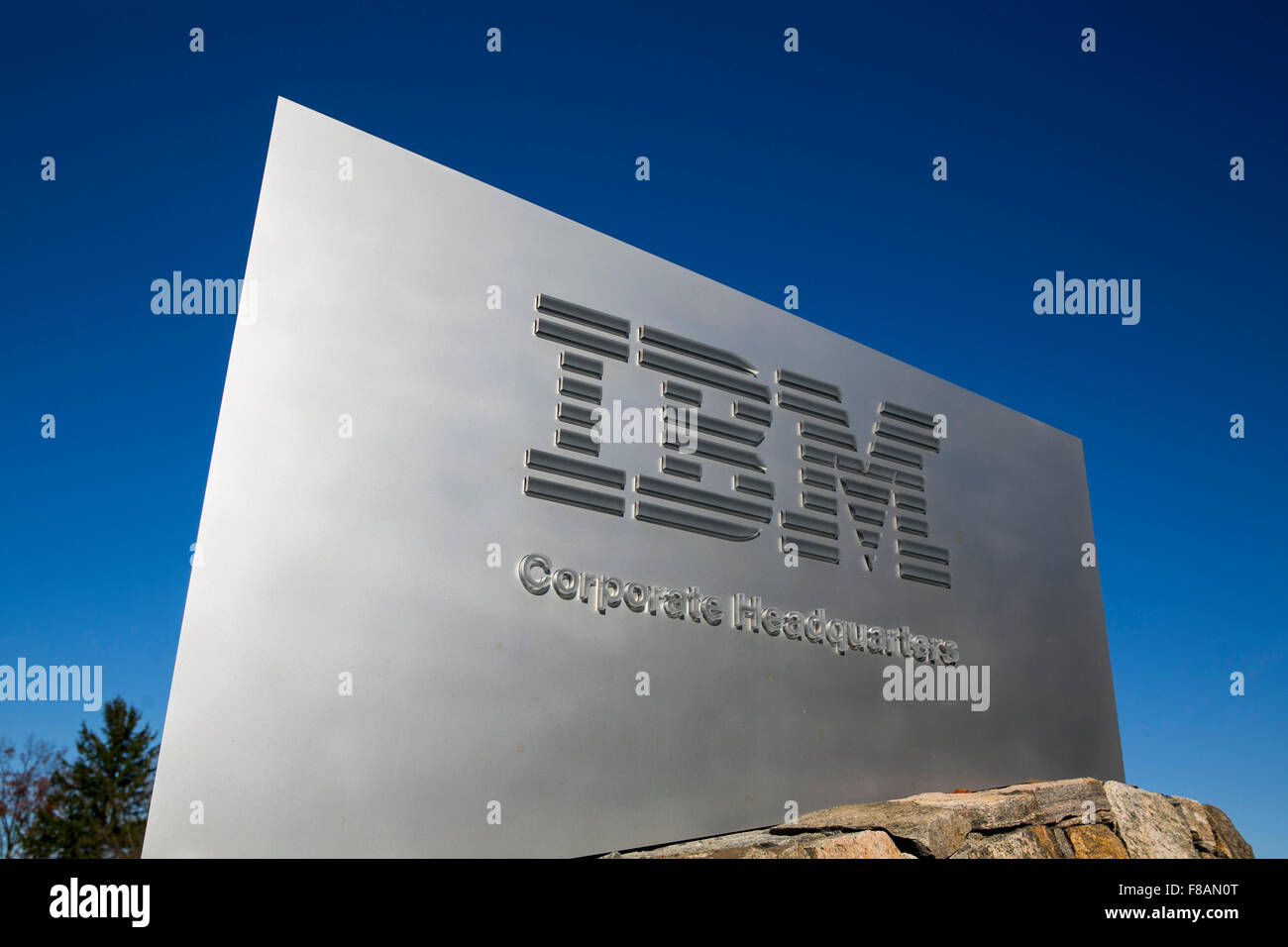 Un logo segno al di fuori della sede di IBM in Armonk, New York il 21 novembre 2015. Foto Stock