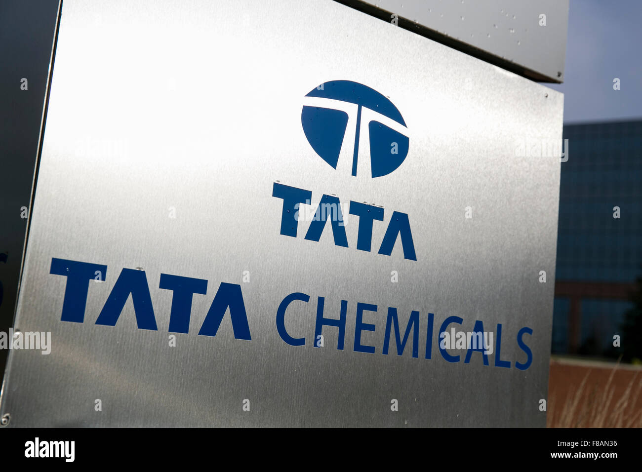 Un segno del logo al di fuori di una struttura occupata da Tata Chemicals di Dover, in New Jersey il 22 novembre 2015. Foto Stock
