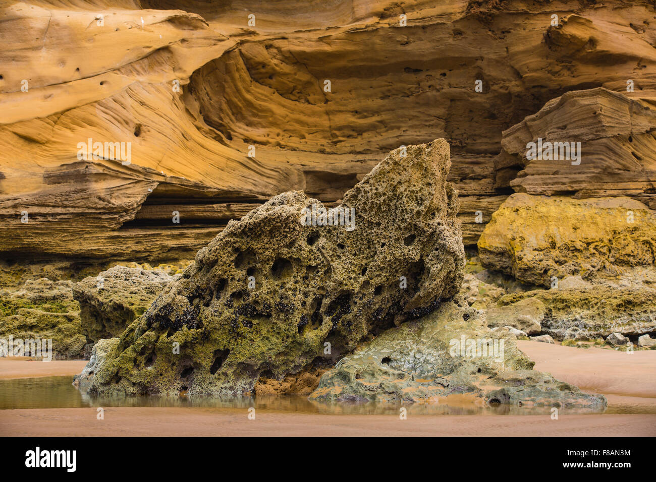Costa atlantica del Marocco è costituito da sabbia e ha eroso le rocce di arenaria. Foto Stock