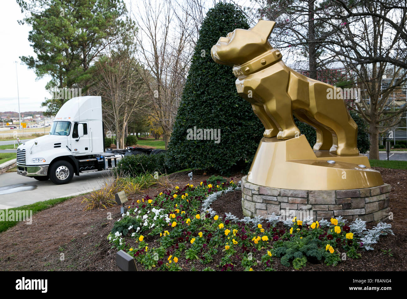 Un logo segno al di fuori della sede di Mack Trucks, Inc. di Greensboro, Nord Carolina il 27 novembre 2015. Foto Stock