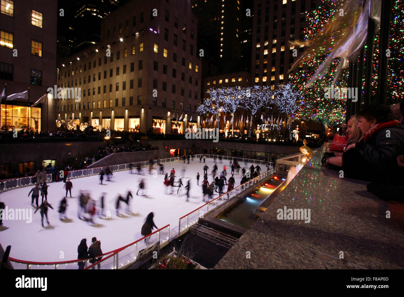 New York, New York, Stati Uniti d'America. 07Th Dec, 2015. I pattinatori godetevi il ghiaccio nella città di New York''s Rockefeller Center sotto il gigantesco albero di Natale. Credito: Adam Stoltman/Alamy Live News Foto Stock