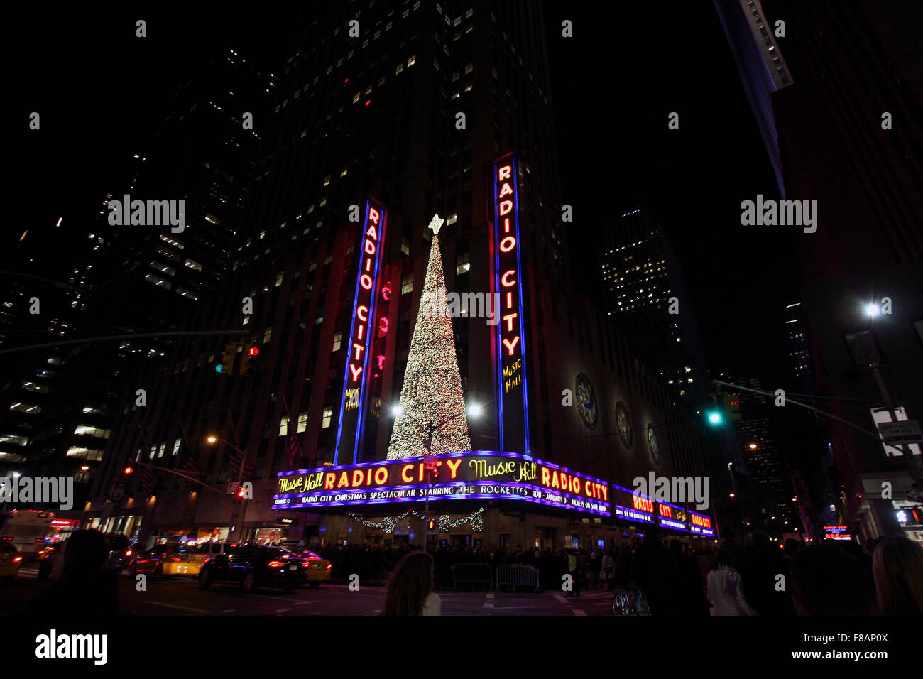 New York, New York, Stati Uniti d'America. 07Th Dec, 2015. Le luci di Natale al di fuori della Radio City Music Hall di Rockefeller Center di New York City. Credito: Adam Stoltman/Alamy Live News Foto Stock