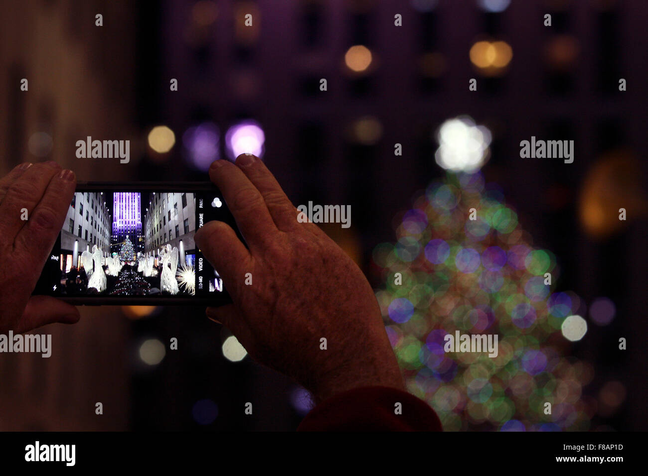 New York, New York, Stati Uniti d'America. 07Th Dec, 2015. I visitatori a New York City il Rockefeller Center per scattare foto del gigantesco albero di Natale, che è visibile in lontananza. Credito: Adam Stoltman/Alamy Live News Foto Stock