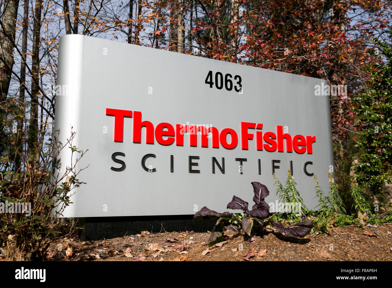 Un segno del logo al di fuori di una struttura occupata da Thermo Fisher Scientific Inc., nel Research Triangle Park, North Carolina su Novemb Foto Stock
