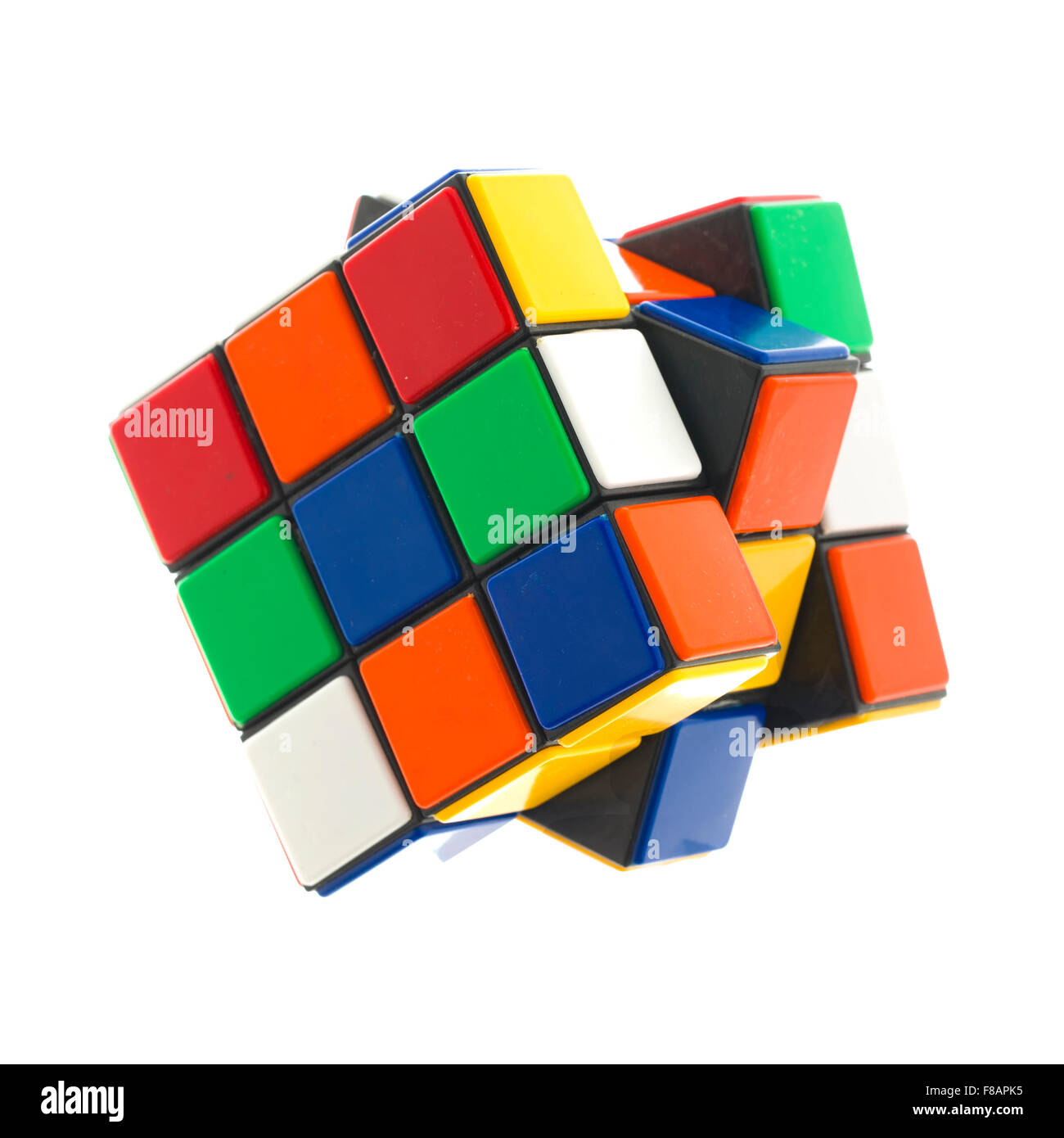 Cubo di Rubik su uno sfondo bianco. Il Cubo di Rubik è stato inventato dall'architetto ungherese Erno Rubik nel 1974. Foto Stock
