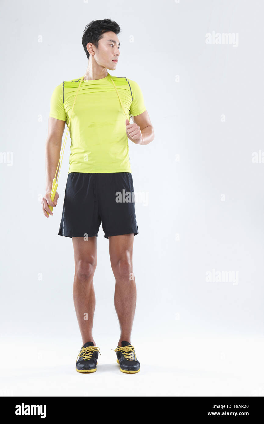 Fiducioso uomo in piedi con un salto con la corda intorno al suo collo Foto Stock